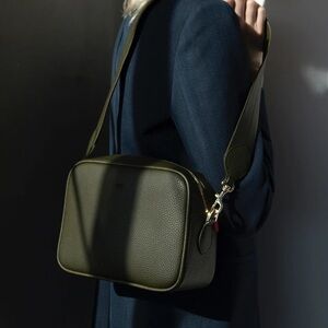 Angela Roi GRACE CROSSBODY DEEP OLIVE Camera Bag